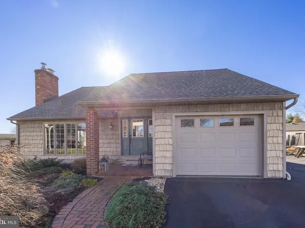 3 Carousel Dr, Telford, PA 18969