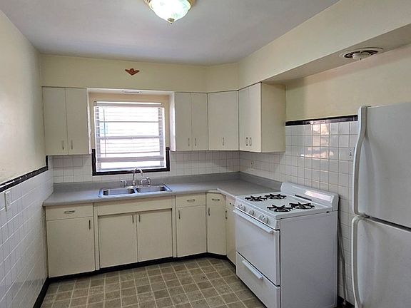 5th image of 1132 Moorlands Dr #A