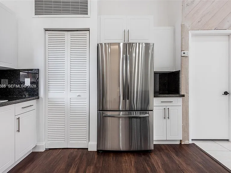 601 Leslie Dr — Photo 9