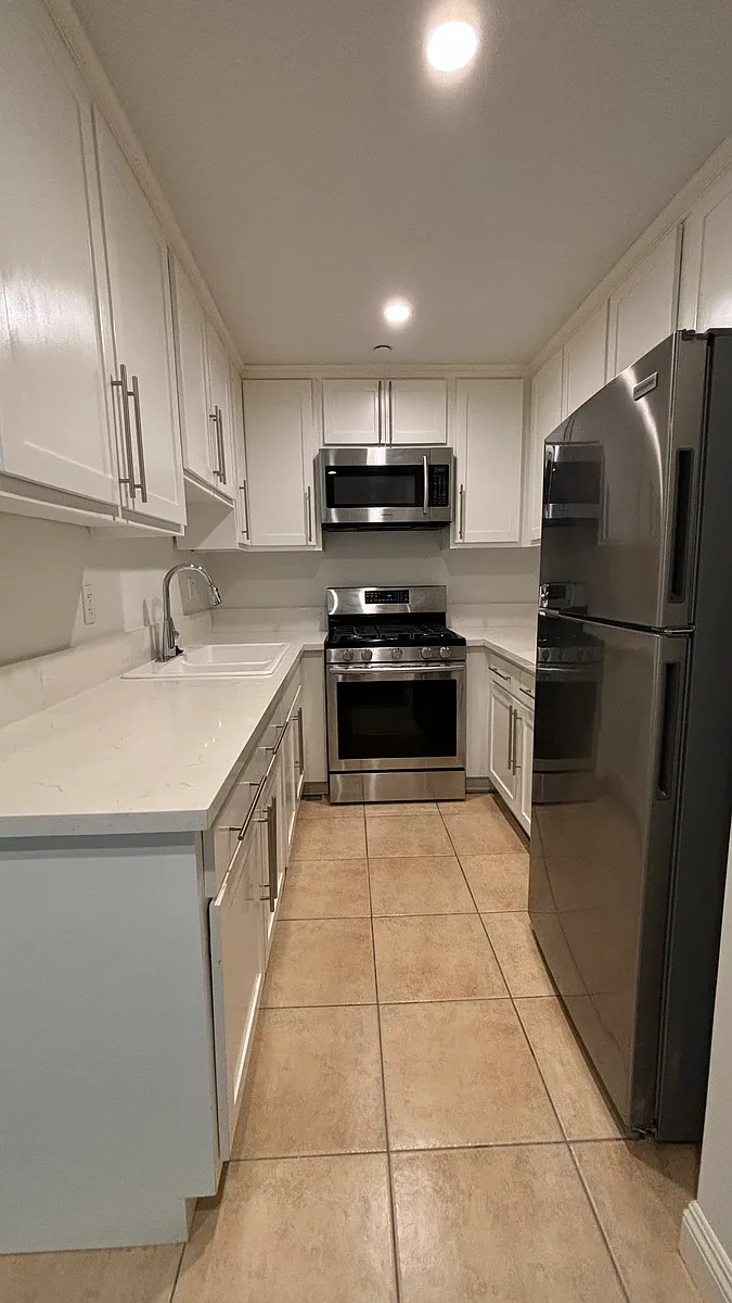Building Photo - 686 S Ardmore Ave #203