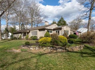 4 Willow Dr, Suffern, NY 10901
