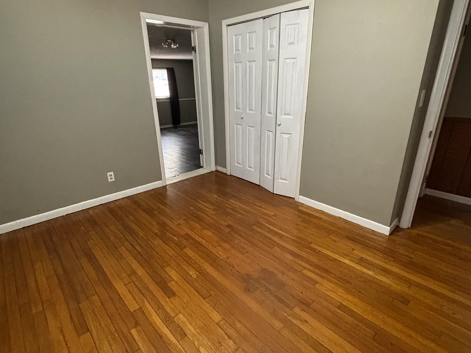 3 bed, 1.5 bath, 2700 sqft, $1,500 — Photo 2
