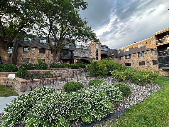 3rd image of 999 41st Ave NE APT 212
