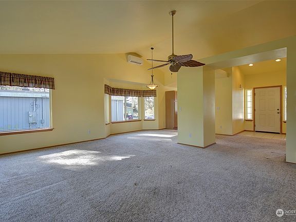 3rd image of 124 Octopus Avenue NE