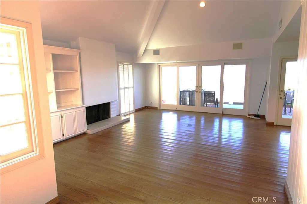 3 bed, 2.5 bath, 2401 sqft, $9,995 — Photo 3