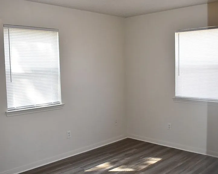 221 W Robin Ln — Photo 18