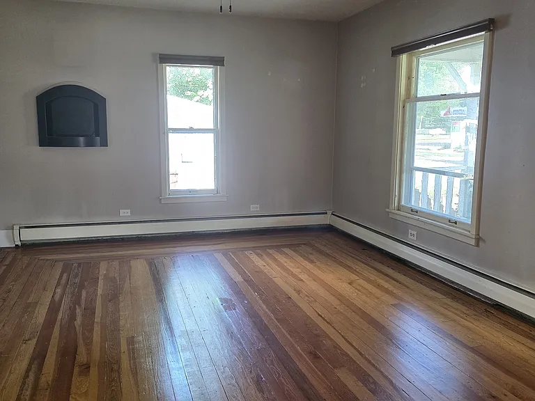 405 E Grand River Ave — Photo 8