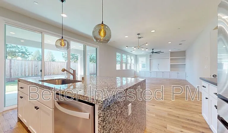 1437 Oak Cir — Photo 3