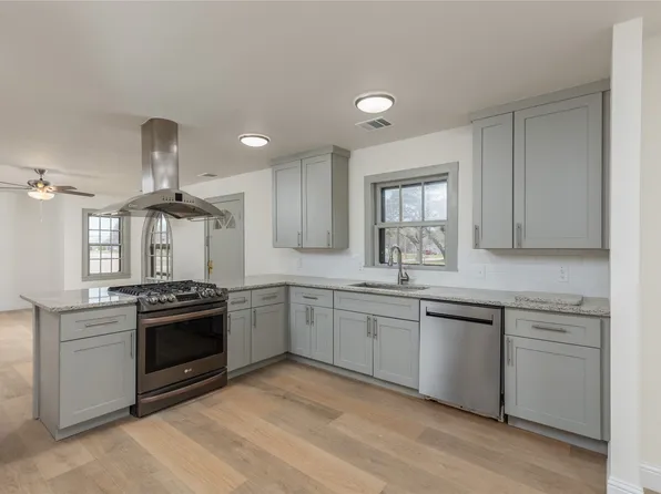 833 W Live Oak St, Jacksboro, TX 76458