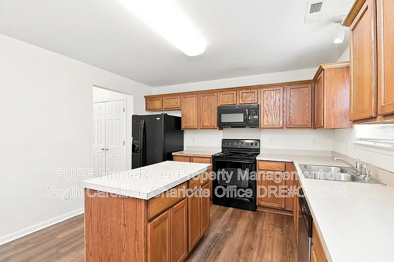 4 bed, 3.0 bath, 2238 sqft, $1,989 — Photo 3
