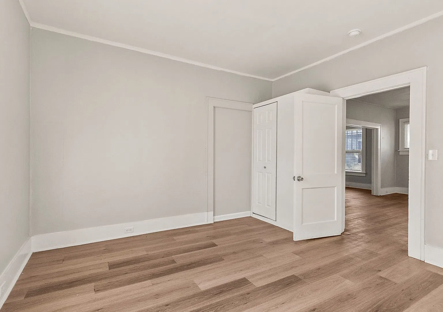 904 35th Avenue-3 Bed 2 Bath! Available Now! — Photo 3