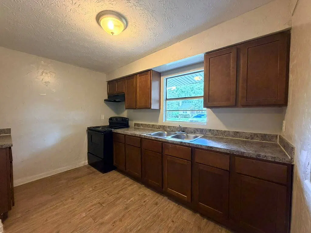 4 bed, 2.0 bath, 1281 sqft, $1,300 — Photo 2