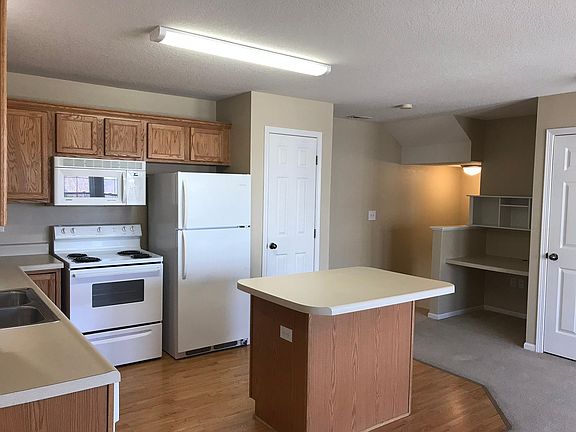 Kitchen with nice desk area. 