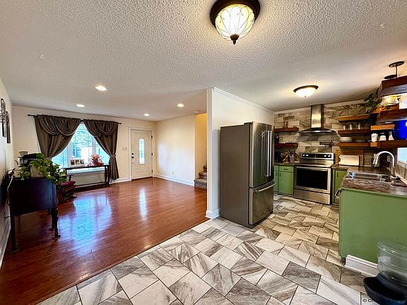 5th image of 429 Sierra Dr
