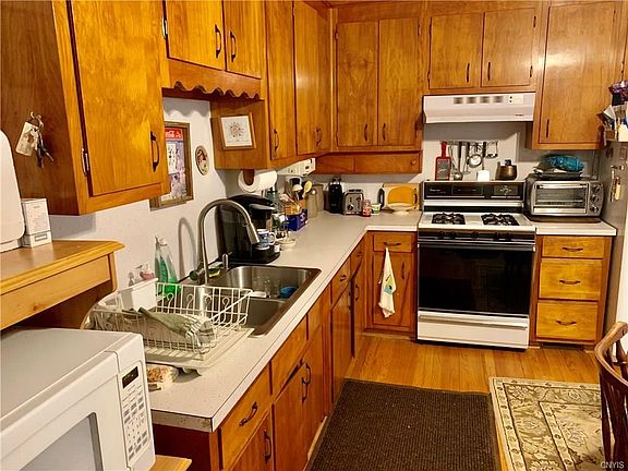 4th image of 215 W Yates St