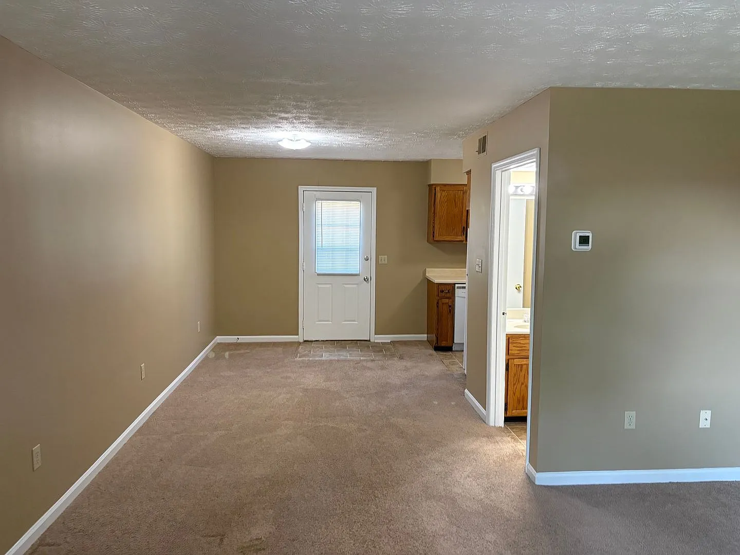 216 Calumet Dr — Photo 3