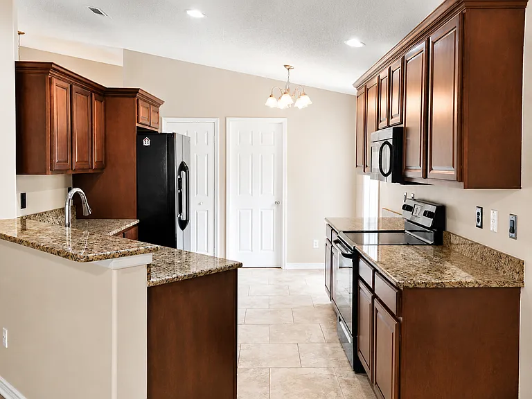 560 Benton Dr — Photo 2