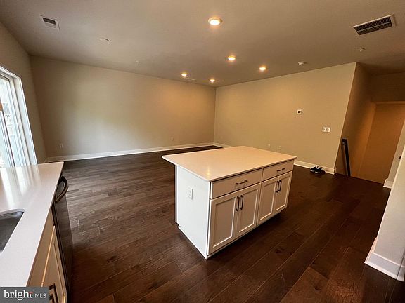 5th image of 327 Foundry St