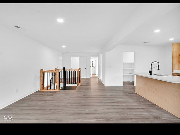 5th image of 1555 N Dearborn St