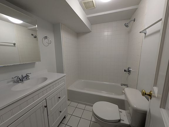 4th image of 853 N Leavitt St #G