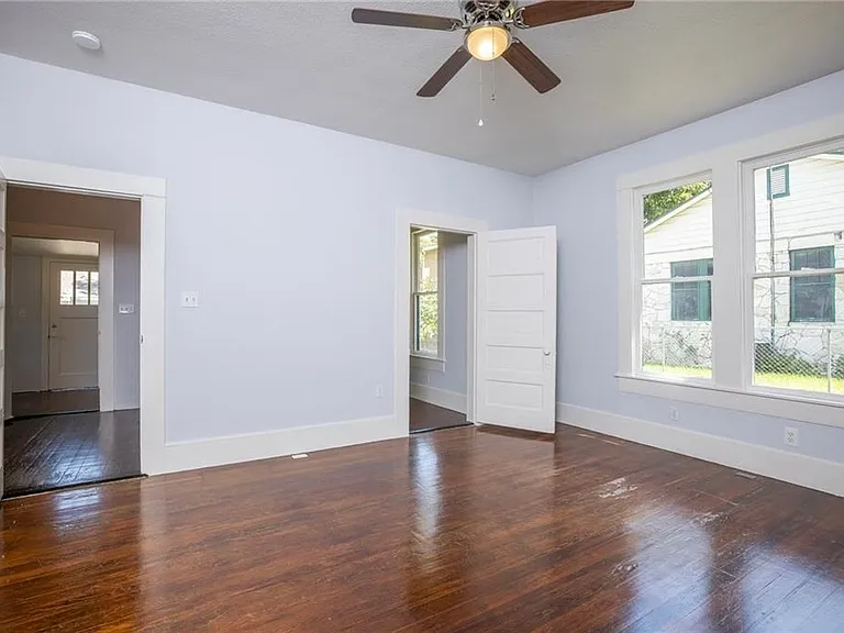 271 S Willow Ave — Photo 17
