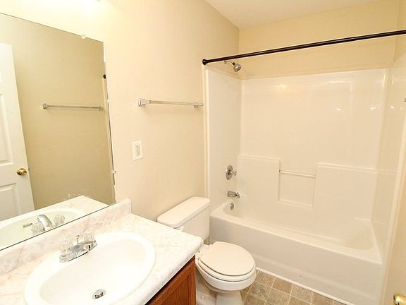 5th image of 942 Kingsbury Dr APT B