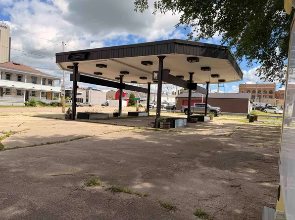 220 N Galena Ave, Freeport, IL 61032