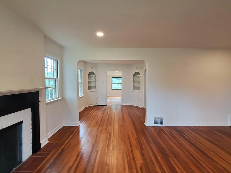 2722 Thompson Ave — Photo 3