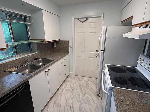 4th image of 3558 Everglades Rd