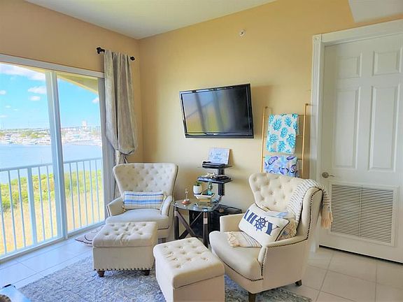 3rd image of 31 Harbour Isle Dr W Unit Ph01