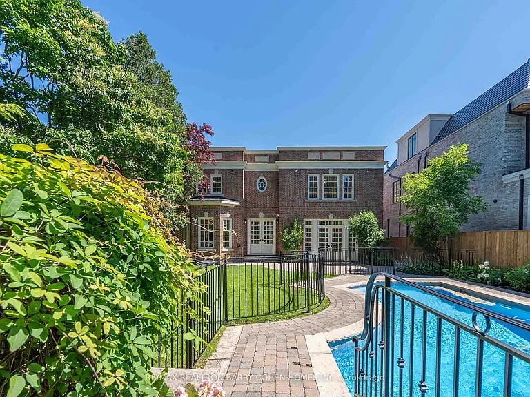 230 Dunvegan Rd — Photo 43