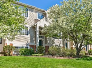 405 Cary Woods Cir, Cary, IL 60013