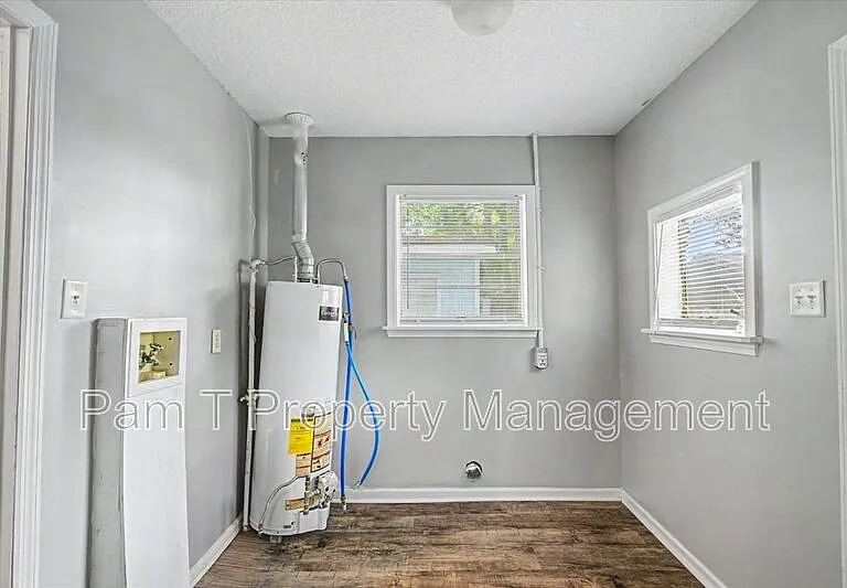 212 W 58th St — Photo 14