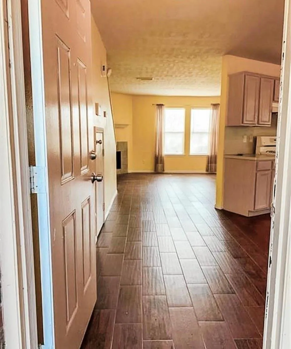 3 bed, 2.5 bath, 2080 sqft, $1,800 — Photo 2