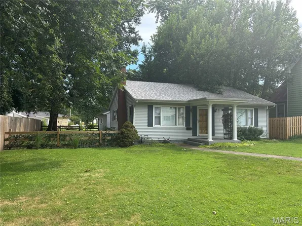 620 School St, Nokomis, IL 62075