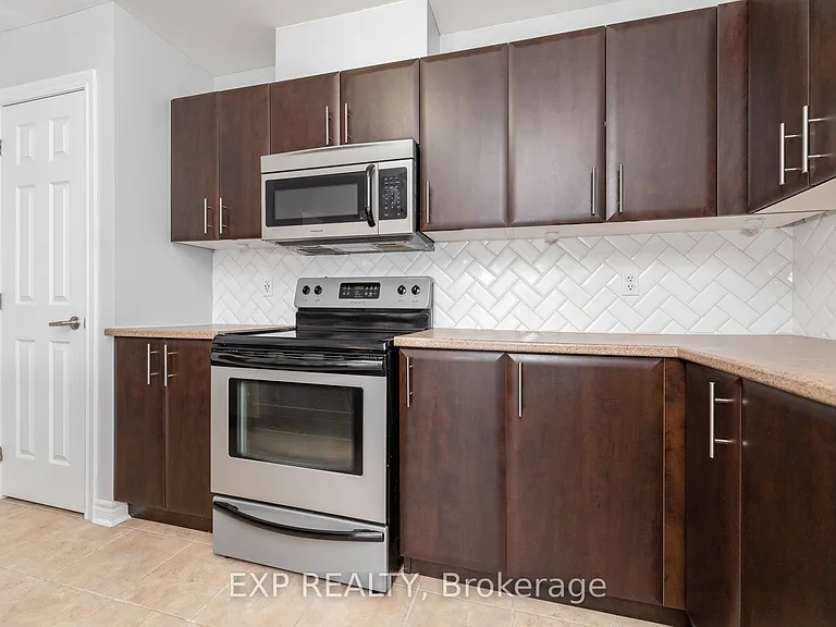 960 Messor Cres — Photo 12