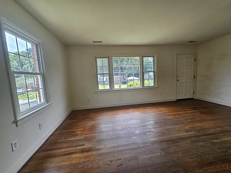 4212 Holcombe Rd — Photo 5