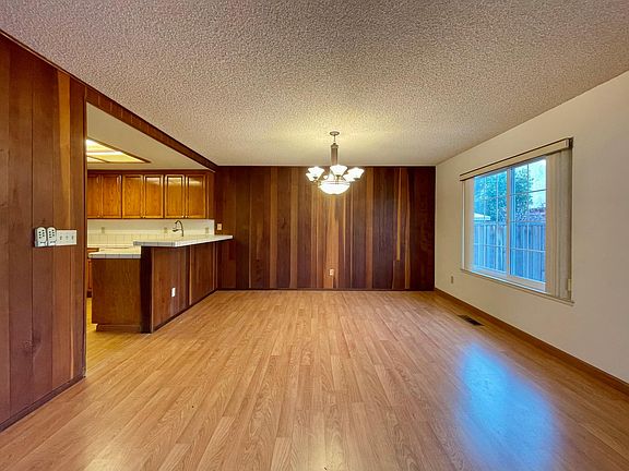 3rd image of 409 Glenmoor Cir