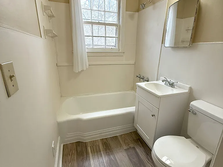 445 Robney Dr — Photo 8