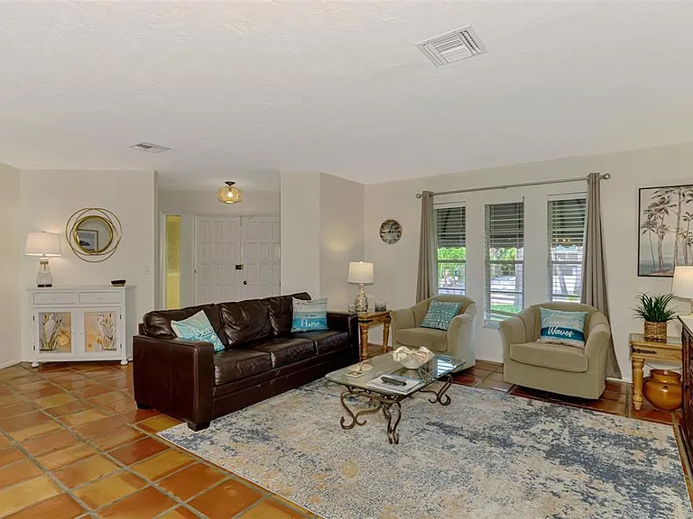 4946 Commonwealth Dr — Photo 10