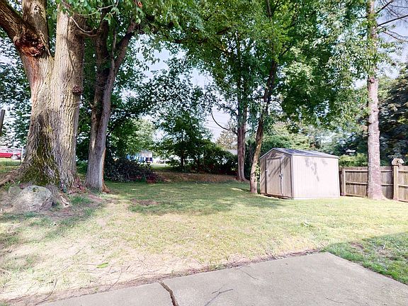 3rd image of 414 Topaz Ave