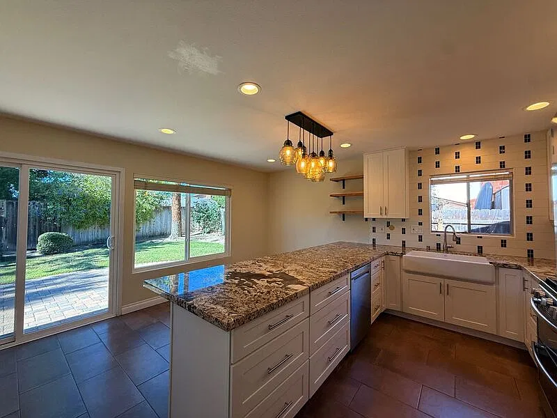 3 bed, 2.0 bath, 1325 sqft, $5,500 — Photo 4