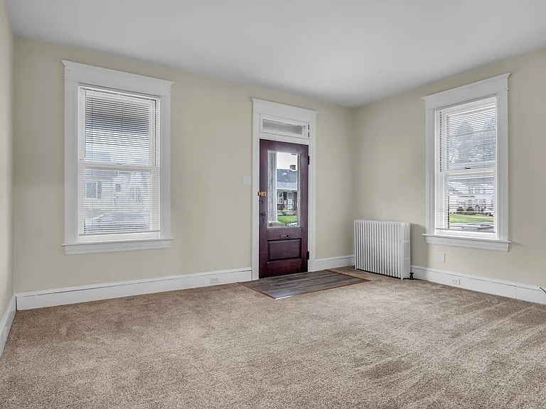 Living Room 15.5'x11.5' with front door facing the street