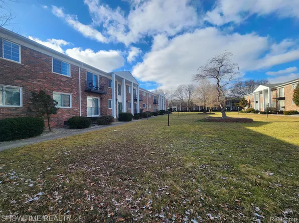 39423 Van Dyke Ave #16, Sterling Heights, MI 48313