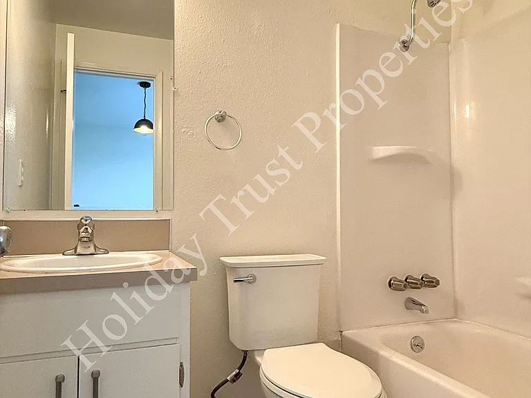 422 East Bay — Photo 8