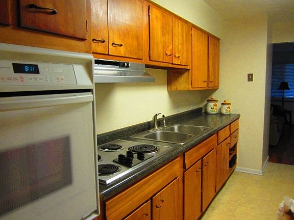 3rd image of 334 N Cherrywood Ave