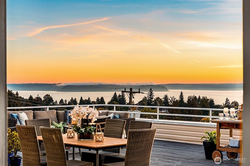 3rd image of 4527 45th Avenue SW #402S