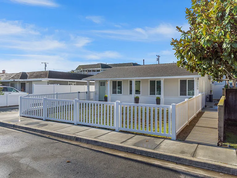 Curb appeal on a perfect street...ride your bike to the beach!