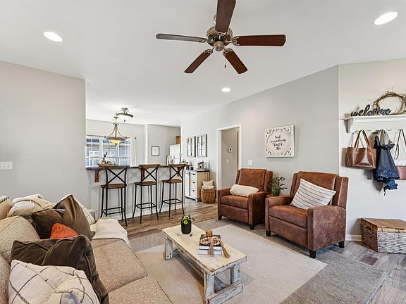 4th image of 1077 Fairbank Ln