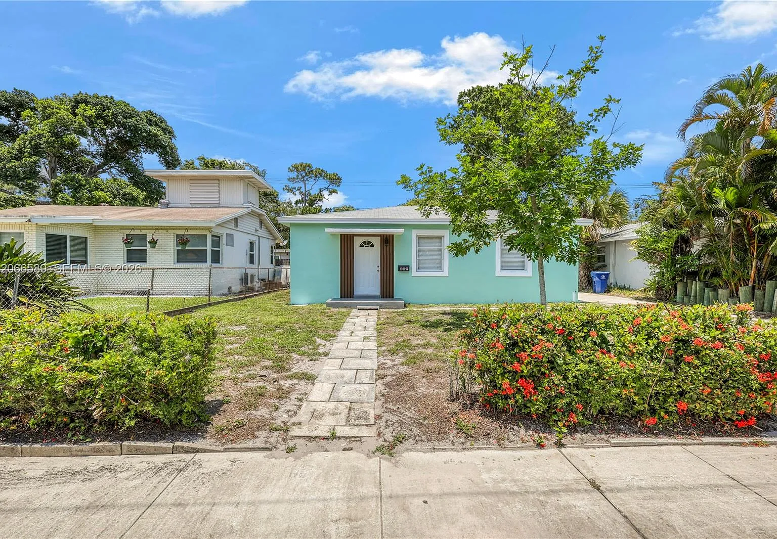 Lauderdale Pines — Photo 1